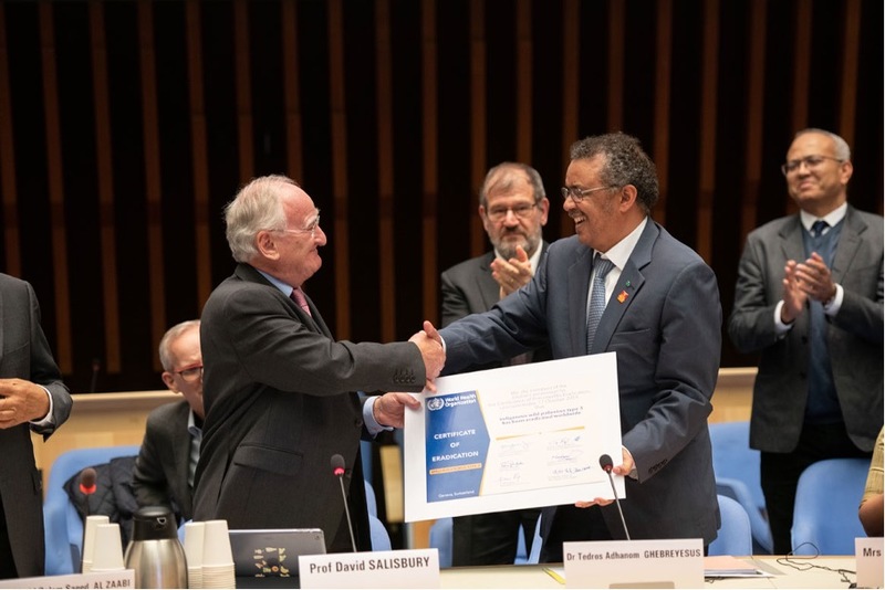 Obr. 1. Profesor David Salisbury, předseda Globální komise pro certifikaci eradikace poliomyelitidy, předává Dr. Adhanomu Ghebreyesusovi oficiální certifikát o eradikaci polioviru typu 3. Ženeva, Švýcarsko, 25. říjen 2019.
